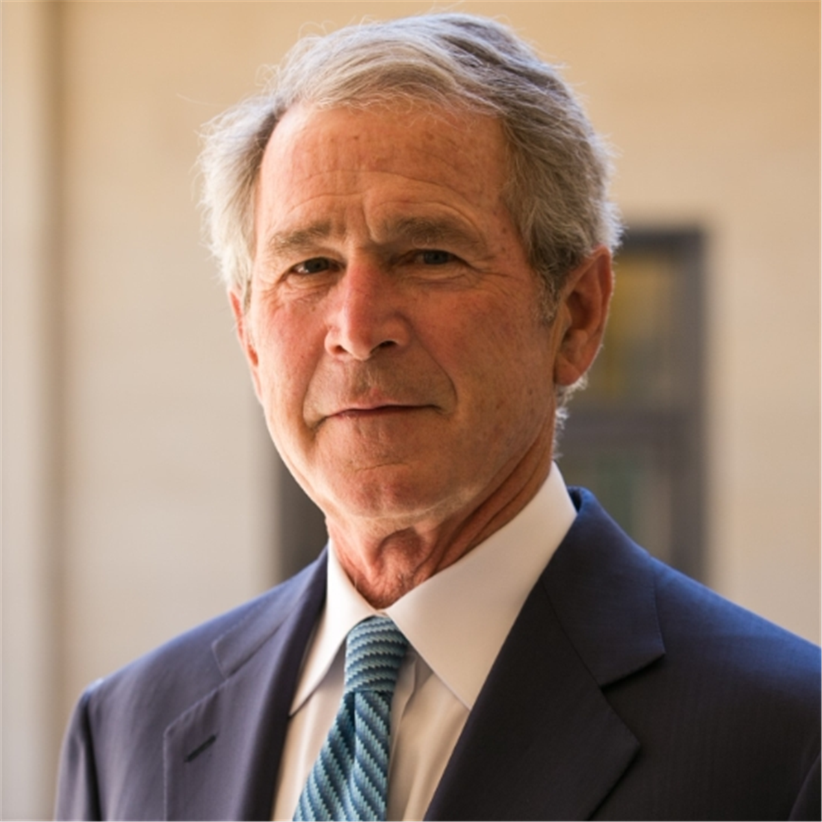 George W. Bush memimpin negara pada masa yang penuh tantangan dan perubahan.