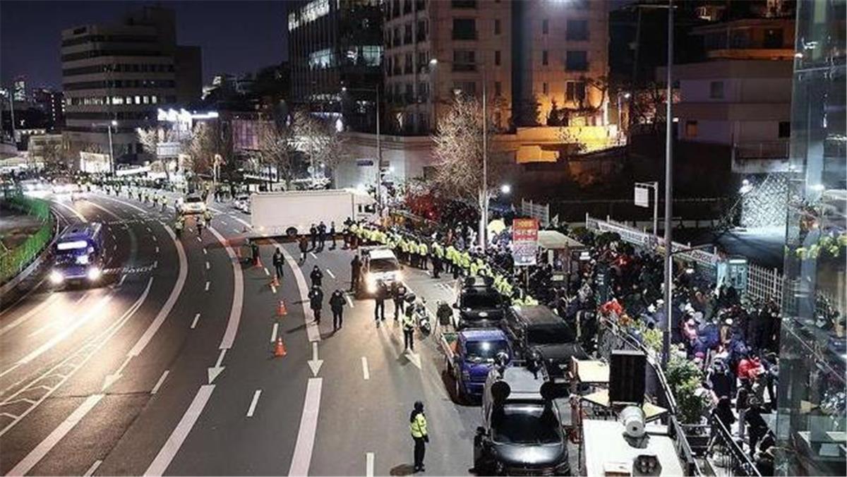 SEOUL, 3 Jan (Xinhua) -- Mobil yang diperkirakan menuju kantor presiden untuk penangkapan Presiden Korea Selatan terguling, Yoon Suk-yeol, sampai di jalan di depan kantor presiden di sini sekitar tengah malam hari Selasa.