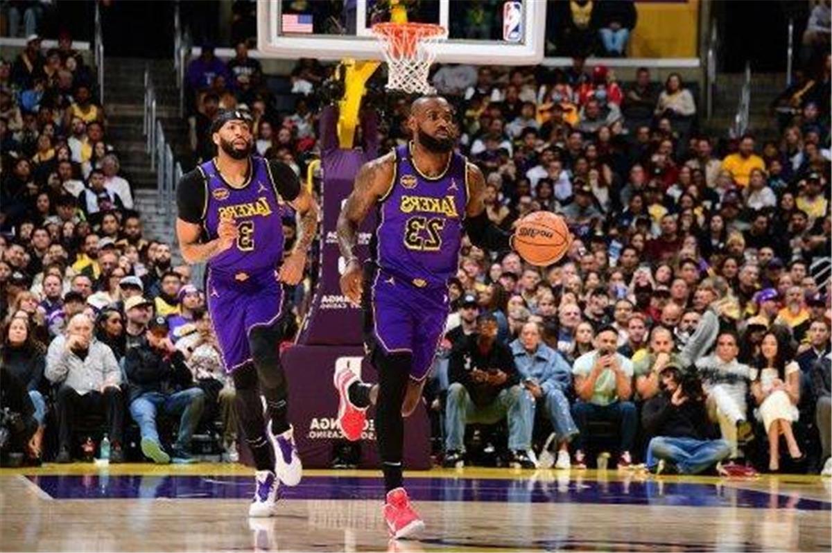 James cetak 30 angka back-to-back usia 40 tahun! James raih milestone dengan 30 angka 8 rebound, Davis 18 angka 19 rebound, Young 33 angka 9 rebound, Lakers tundukkan Hawks dengan mudah