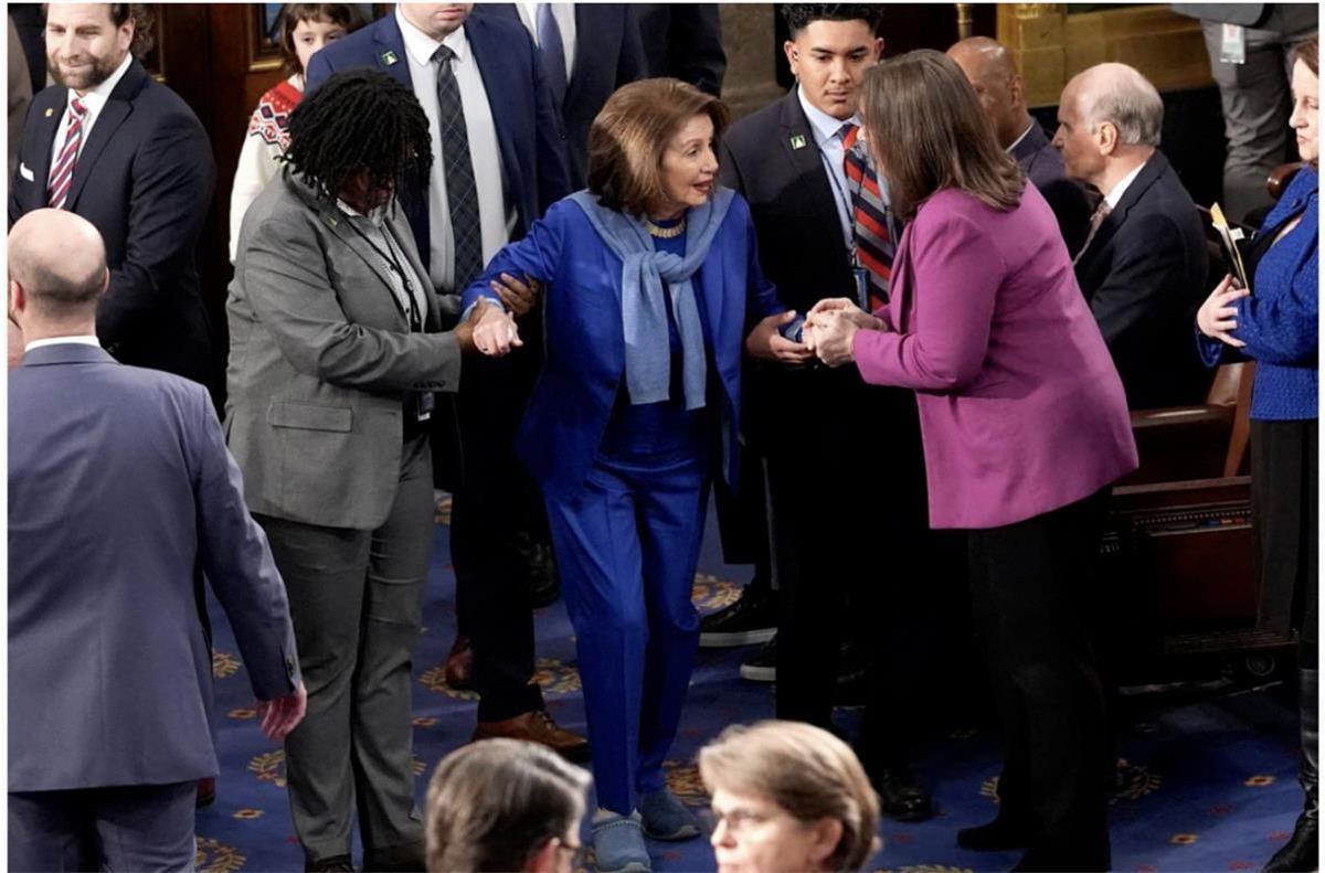 Media asal AS: Pelosi pulang pertama kali ke Rumah Perwakilan AS setelah operasi pinggul, singkirkan sepatu hak tinggi bergaya signature, pilih sepatu rata