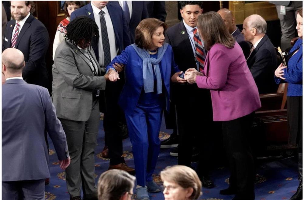 Media asal AS: Pelosi pulang pertama kali ke Rumah Perwakilan AS setelah operasi pinggul, singkirkan sepatu hak tinggi bergaya signature, pilih sepatu rata